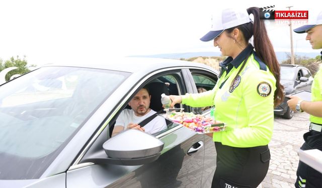 Bayram için Kapadokya’ya gelenlere polis ekiplerinden tatlı karşılama