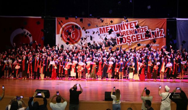 NEVÜ’de diplomalar verildi, mezuniyet coşkusu yaşandı