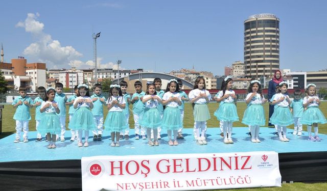 Nevşehir’de minik yürekler sahnedeydi! Gösteriler dakikalarca alkışlandı