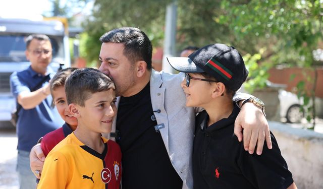 Başkan Rasim Arı çocukların gönlünü fethetti