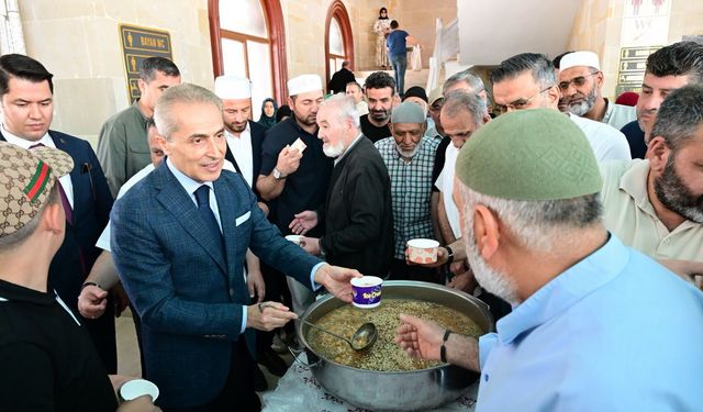 Vali Kök, aşure kazanının başında vatandaşlarla buluştu