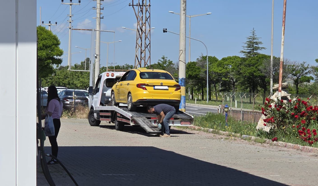 Taksi sürücüsü bir yolcu daha almak istedi, ehliyetinden oldu