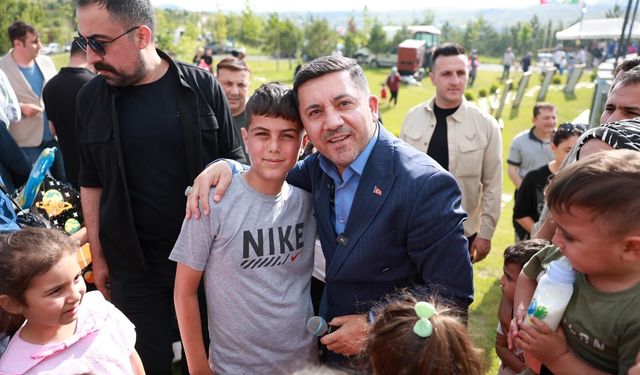 Nevşehir'de görsel şölen! Türk bayraklı uçurtmalar gökyüzünde süzüldü