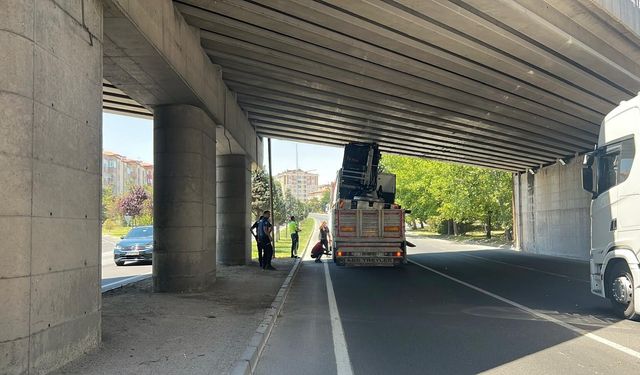Yükseklik hesabı tutmadı! Nevşehir’de İş makinesi yüklü tır köprü altında sıkıştı