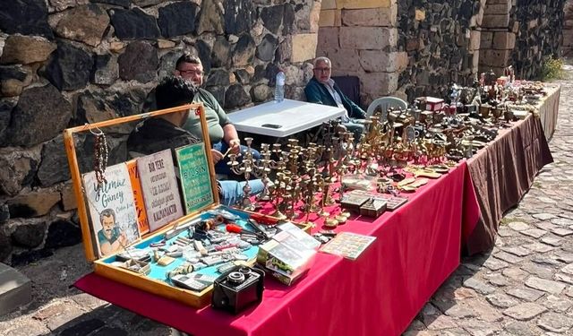 Nevşehir Kalesi’nde geçmişe açılan kapı: Yüzlerce antika görücüye çıktı