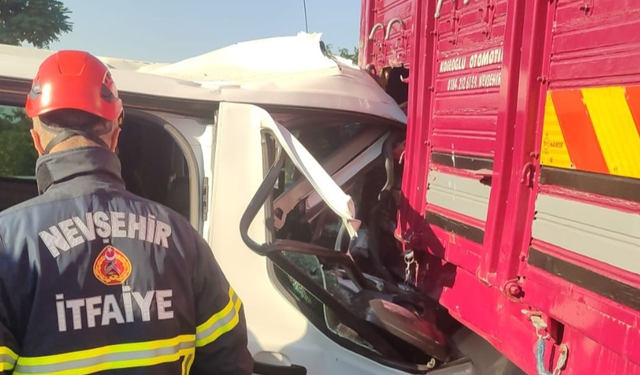Nevşehir’de minibüs kamyona arkadan çarptı: 1 yaralı