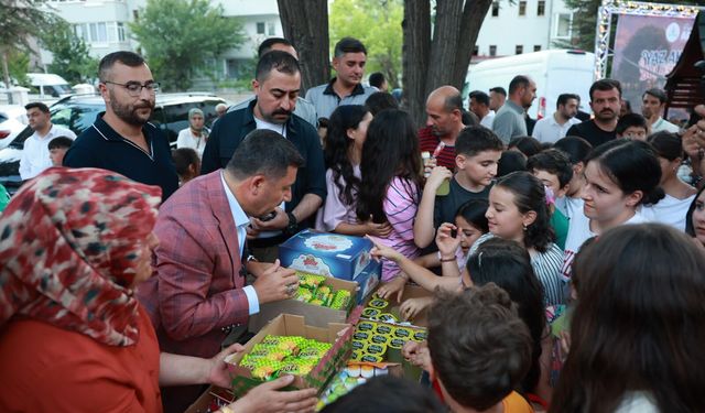 Rasim Arı’dan 2000 Evler’e sürpriz ziyaret: Parkta vatandaşlarla buluştu