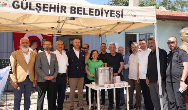 Yeniyaylacık'ta aşure bereketi! 1.300 kişi aynı sofrada buluştu