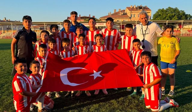 Nevşehir Spor Futbol Okulu öğrencileri 15 Temmuz şehitlerini andı