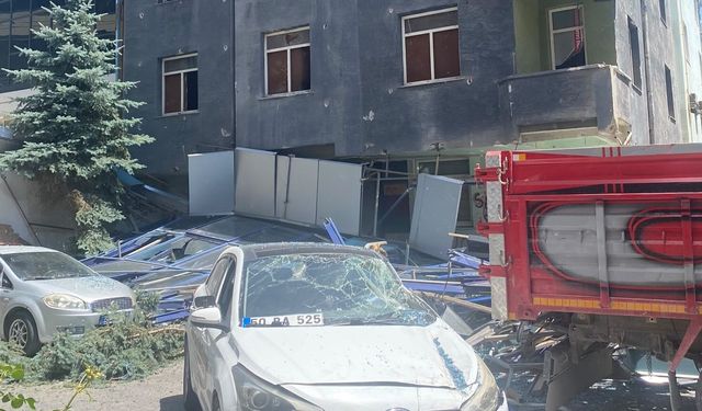 Nevşehir’de atıl hastane binasının dış cephesi çöktü: 2 araç hasar aldı