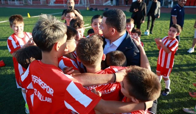 Başkan Arı’dan minik futbolculara sürpriz: Sahaya hediyelerle geldi