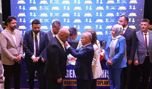 Nevşehir’de dikkat çeken toplantı: Rozetler takıldı
