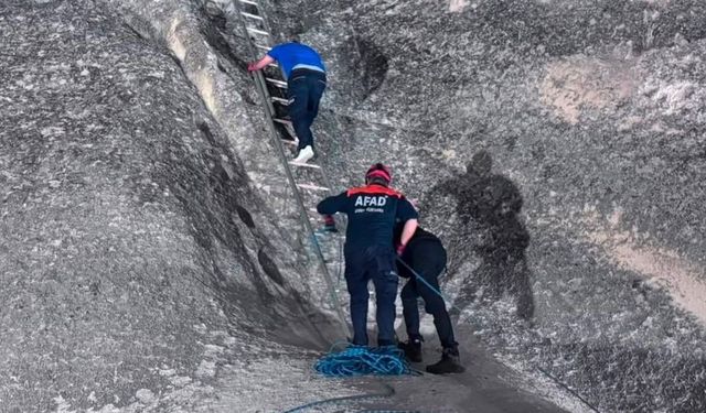 Kayalıklarda mahsur kalan turist için AFAD seferber oldu