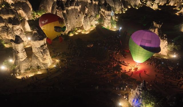 Kapadokya gecesinde büyüleyici gösteri: Balonlar Paşabağları’nı aydınlattı