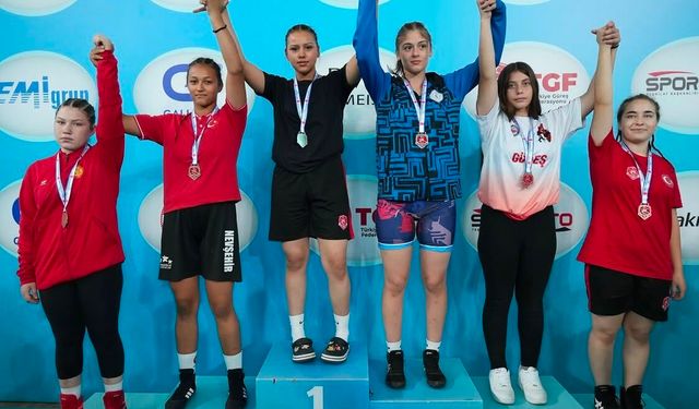 Nevşehirli güreşçiler minderi salladı: 3 madalya birden