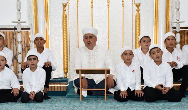 Yaz tatilini Kur’an öğrenerek geçiren öğrencilerden anlamlı final