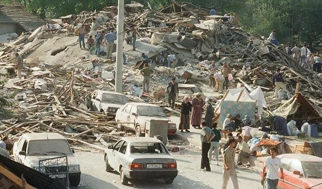 99 Depremi’nin üzerinden 27 yıl geçti: 17 Bin 480 kişi hayatını kaybetti