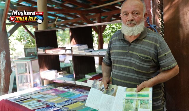 Kızıl Vadide 30 yıldır turistlere 15 farklı dilde Kur'an-ı Kerim meali dağıtıyor