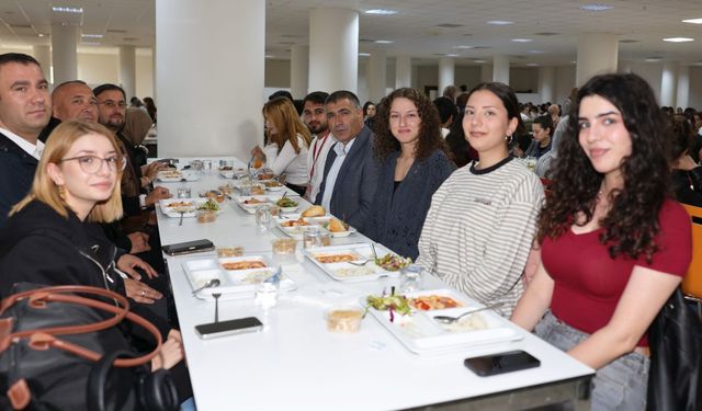 Rektör Aktekin yemekhanede öğrencilerin taleplerini dinledi