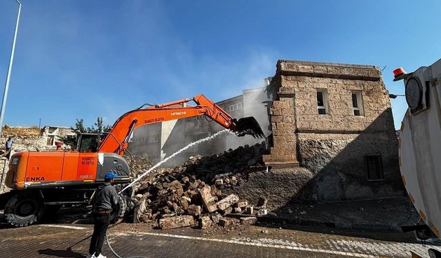 Derinkuyu’da tehlike oluşturan binaya müdahale