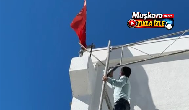 Bayrağı ters gördü, 10 metrelik iskeleye çıktı
