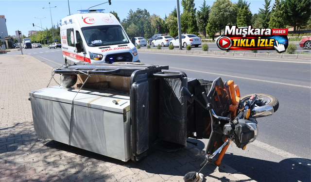 Ambulansa yol vermek isterken motosiklete çarptı