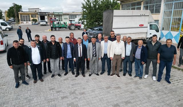 Başkan Adayı Sunay Özdemir zahire pazarında ekibiyle adeta şov yaptı