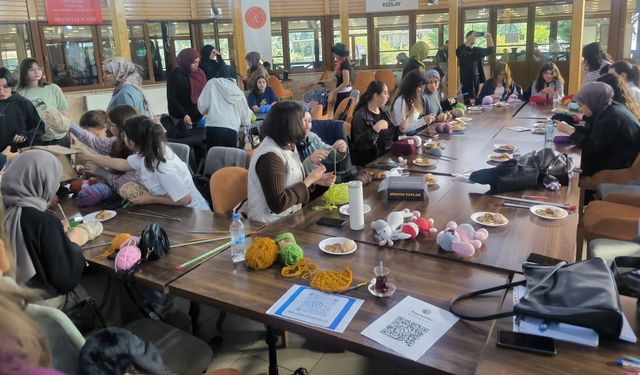 Sevgi ilmek ilmek büyüyor: Birlikte örüp birlikte üretiyorlar