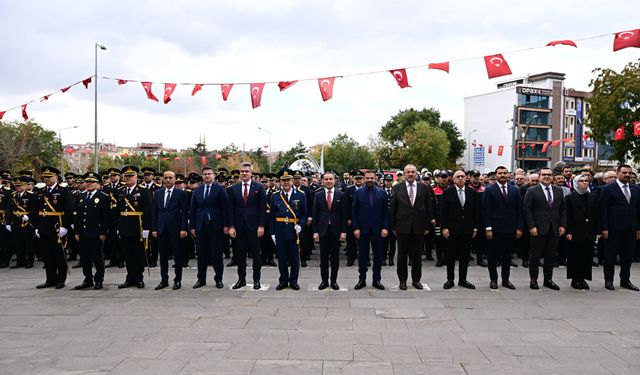 Cumhuriyet'in 103. yıldönümünde çelenk sunuldu