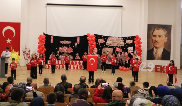 Uçhisar’da Cumhuriyet coşkusu! Öğrenciler bayrama renk kattı