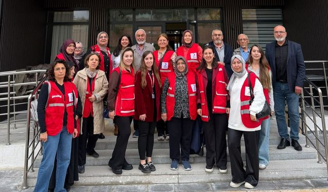 Kızılay gönüllülerinden huzurevine müzikli sürpriz