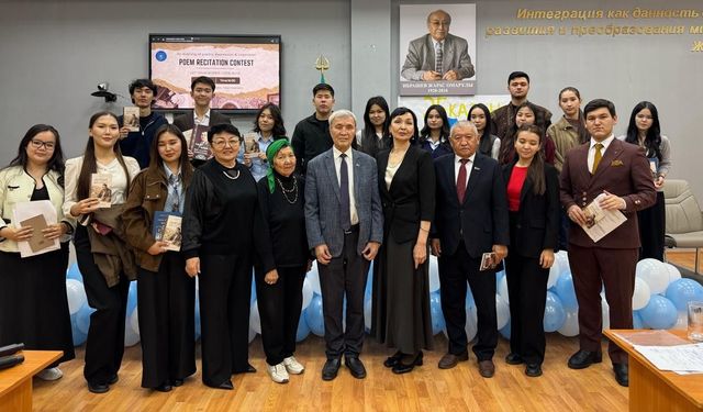 Kalpleri Birleştiren Şiir: KazNU Uluslararası İlişkiler Fakültesinde Cumhuriyet Günü Dolayısıyla Şiir Okuma Yarışması