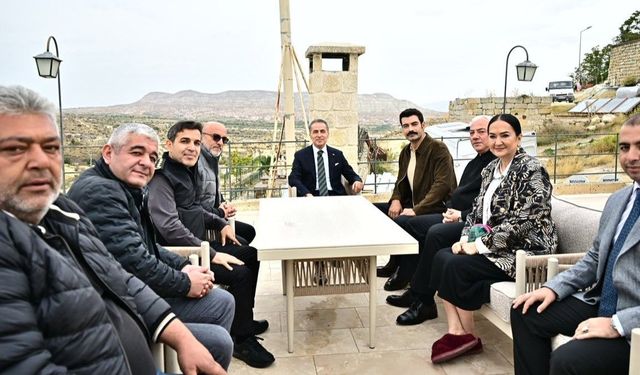 Vali Kök, “Sevdan Bir Ateş” setinde oyuncularla buluştu
