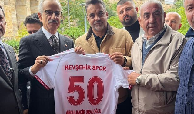 Bakan Uraloğlu’na Nevşehir Spor sürprizi: İsmi yazılı forma hediye edildi