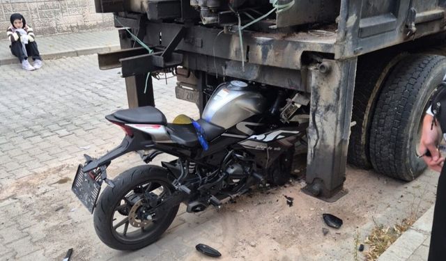 Nevşehir’de motosiklet kazası! Kamyona çarptı: 2 kişi yaralandı