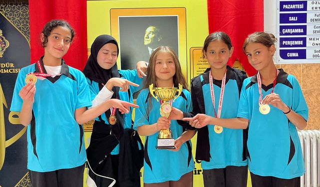 Atatürk Ortaokulunun küçük kızları atletizmde il birincisi!