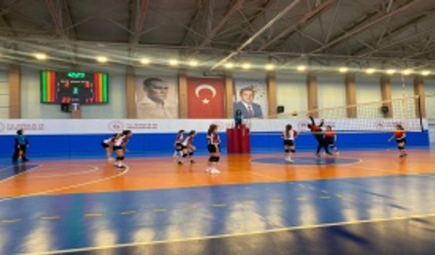 Anadolu Lisesi, voleybol turnuvasının üçüncüsü