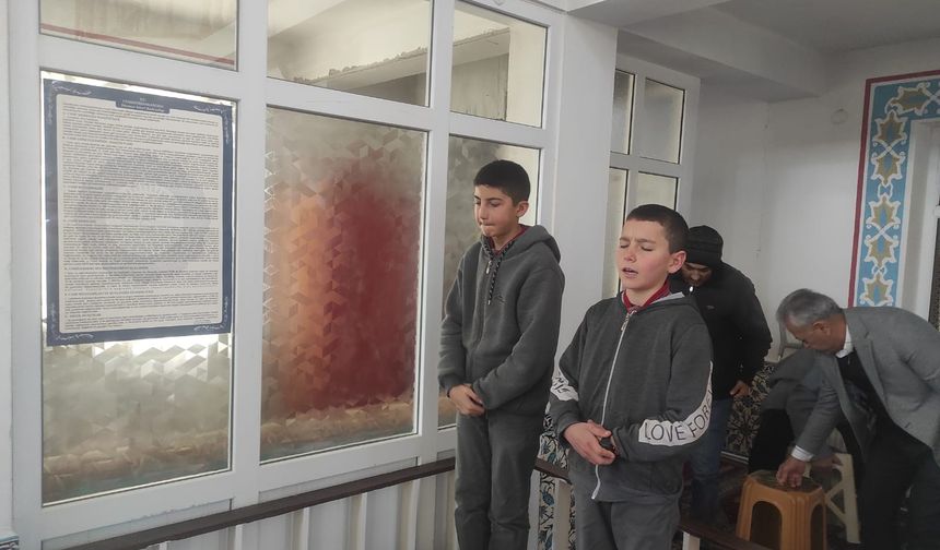 Bu caminin müezzini öğrenciler