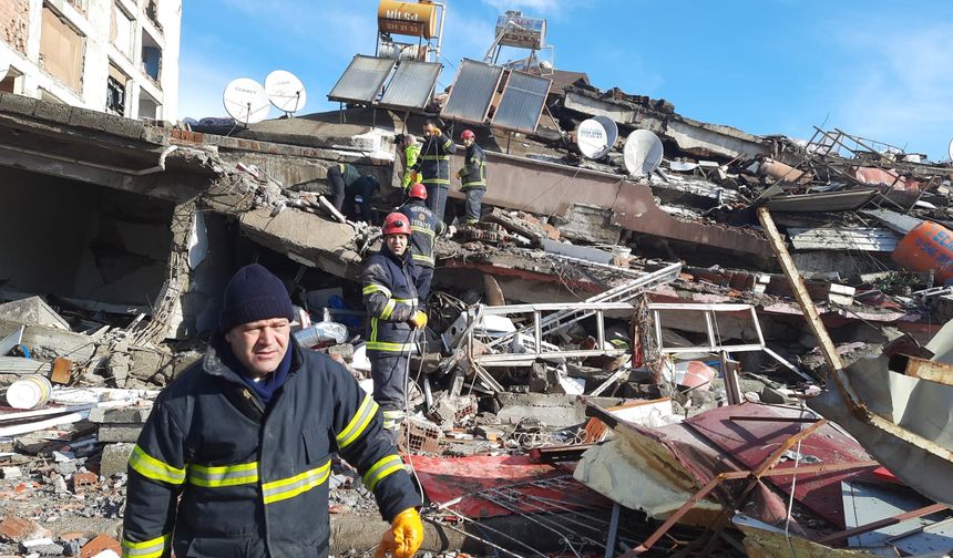 Nevşehir Belediyesi ekipleri 2 kişiyi enkaz altından çıkarmayı başardı