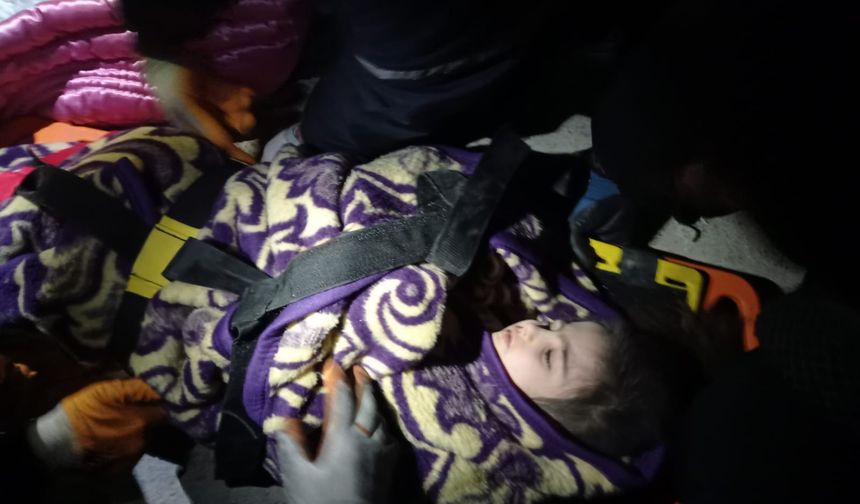 Nevşehir Belediyesi ekipleri Kahramanmaraş’ta 40 saat sonra 2 kardeşi enkazdan sağ çıkardı