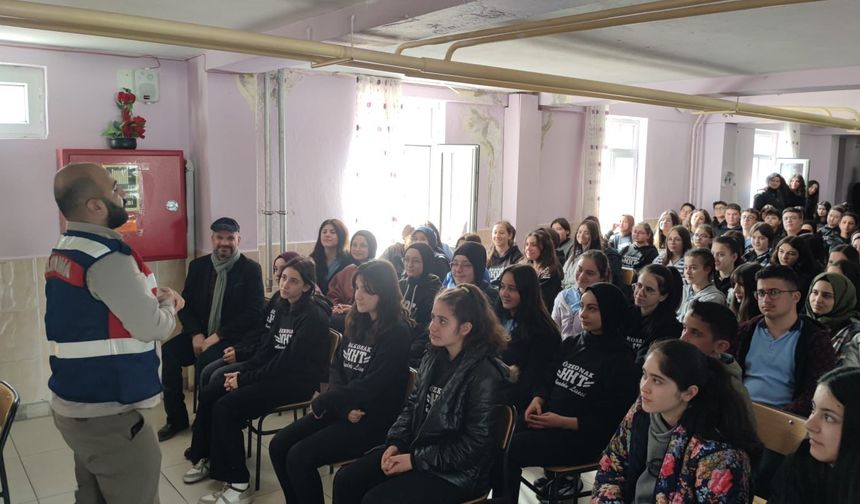 Jandarma öğrencileri siber suçlara karşı bilgilendirdi