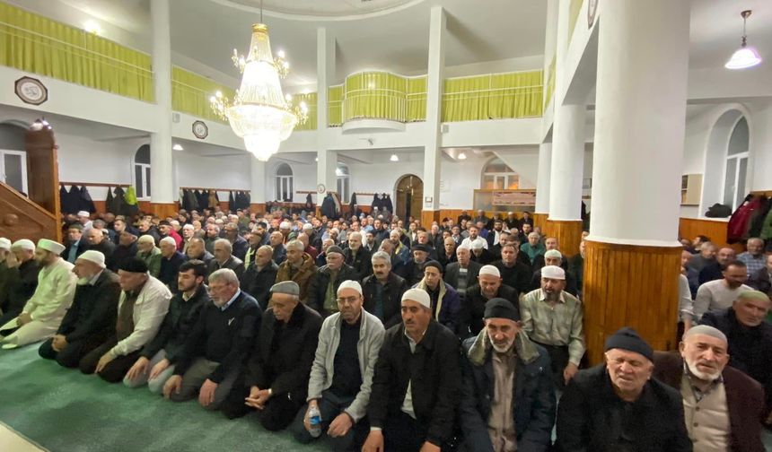 Hatimle ilk teravih namazı kılındı 