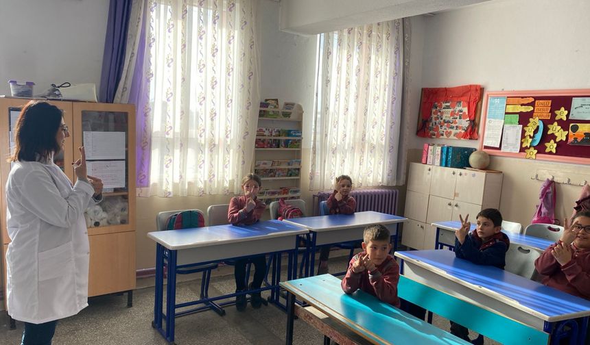 İlkokul öğrencileri için Türk İşaret Dili Kursu açıldı