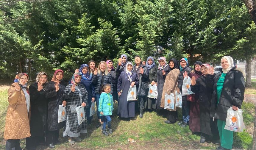 AK Parti Kadın Kolları vatandaşlarla bir arada