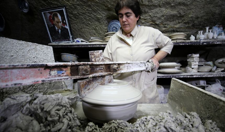 Baba mesleği seramikçiliği sürdüren kadın, çini ustaları için üretim yapıyor