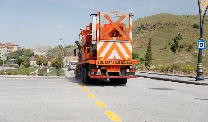 Yol çizgileri yenileniyor