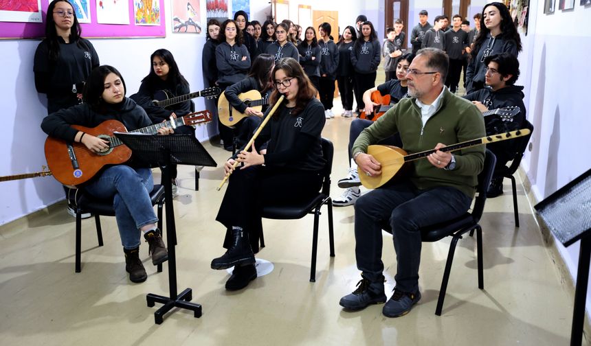 Öğrencileri için okulda "koridor konserleri" düzenliyor (video)