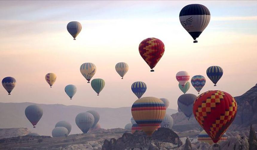 Kapadokya'da etkili olan rüzgar balon turlarını engelledi
