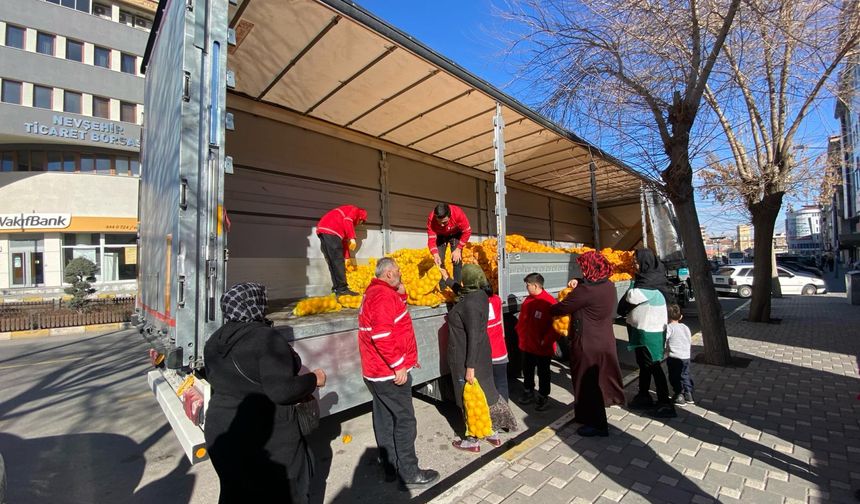 Adana’dan gelen limonlar Nevşehir’de dağıtıldı