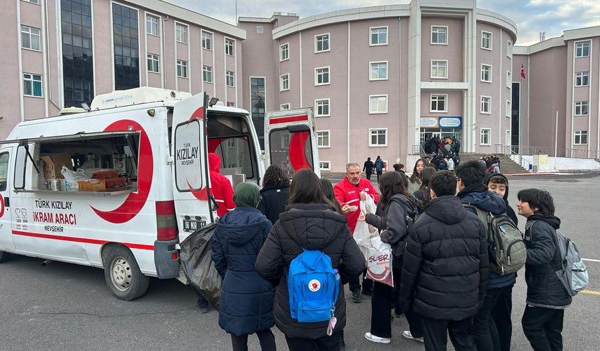 Kızılay’dan depremde hayatını kaybedenler anısına ikram